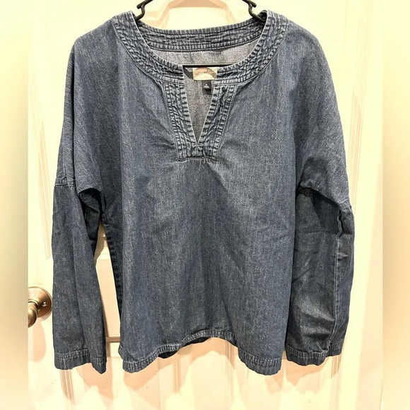 Universal Thread Denim Chambray V Neck Pullover Blouse size medium - Picture 1 of 6